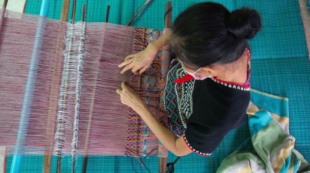 “ทากิริ” ผ้าทอมือสร้างสมดุลธรรมชาติด้วยความรู้ สะท้อนภูมิปัญญาชาวกะเหรี่ยงบ้านดอยยาว