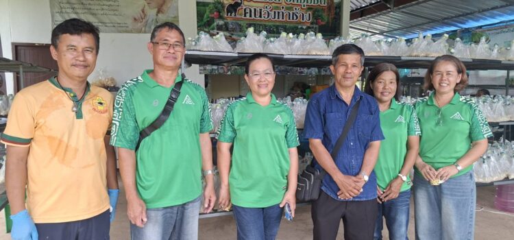 สท. นำแกนนำเกษตรกรผลิตไตรโคเดอร์มาจันทบุรีแลกเปลี่ยนเรียนรู้กับมือผลิตชีวภัณฑ์ของ สวทช. ที่ปราจีนบุรี