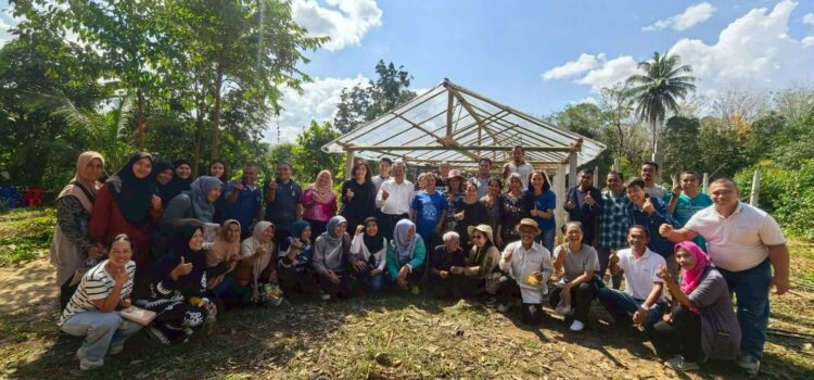 สท. เติมความรู้สร้างความเข้าใจ “การผลิตพืชผักและโรงเรือนปลูกพืชต้นทุนต่ำ” ให้เกษตรกรนราธิวาส