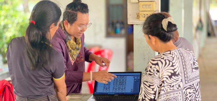 สท. ผนึกพันธมิตร เติมความรู้-เพิ่มทักษะกลุ่มทอผ้า “ออกแบบผ้าลายพระราชทานและเทคนิคย้อมสีธรรมชาติ”