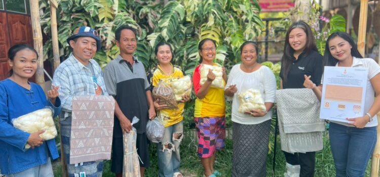 สท. ผนึกพันธมิตร เติมความรู้-เพิ่มทักษะกลุ่มทอผ้าร้อยเอ็ด-มหาสารคาม “ออกแบบผ้าลายพระราชทานและเทคนิคย้อมสีธรรมชาติ”