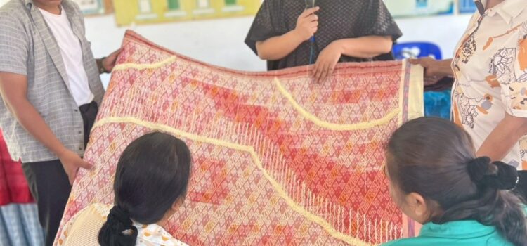 สท. เดินหน้าเติมความรู้เพิ่มทักษะกลุ่มทอผ้าศรีสะเกษ-สุรินทร์ ยกระดับผ้าไทยให้ร่วมสมัย สท. เดินหน้าเติมความรู้เพิ่มทักษะกลุ่มทอผ้าศรีสะเกษ-สุรินทร์ ยกระดับผ้าไทยให้ร่วมสมัย