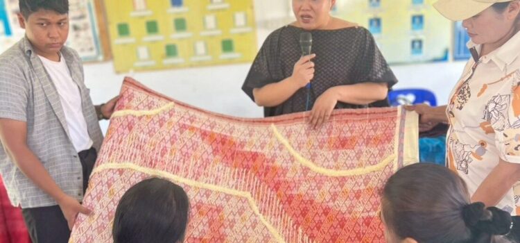 สท. เดินหน้าเติมความรู้เพิ่มทักษะกลุ่มทอผ้าศรีสะเกษ-สุรินทร์ ยกระดับผ้าไทยให้ร่วมสมัย
