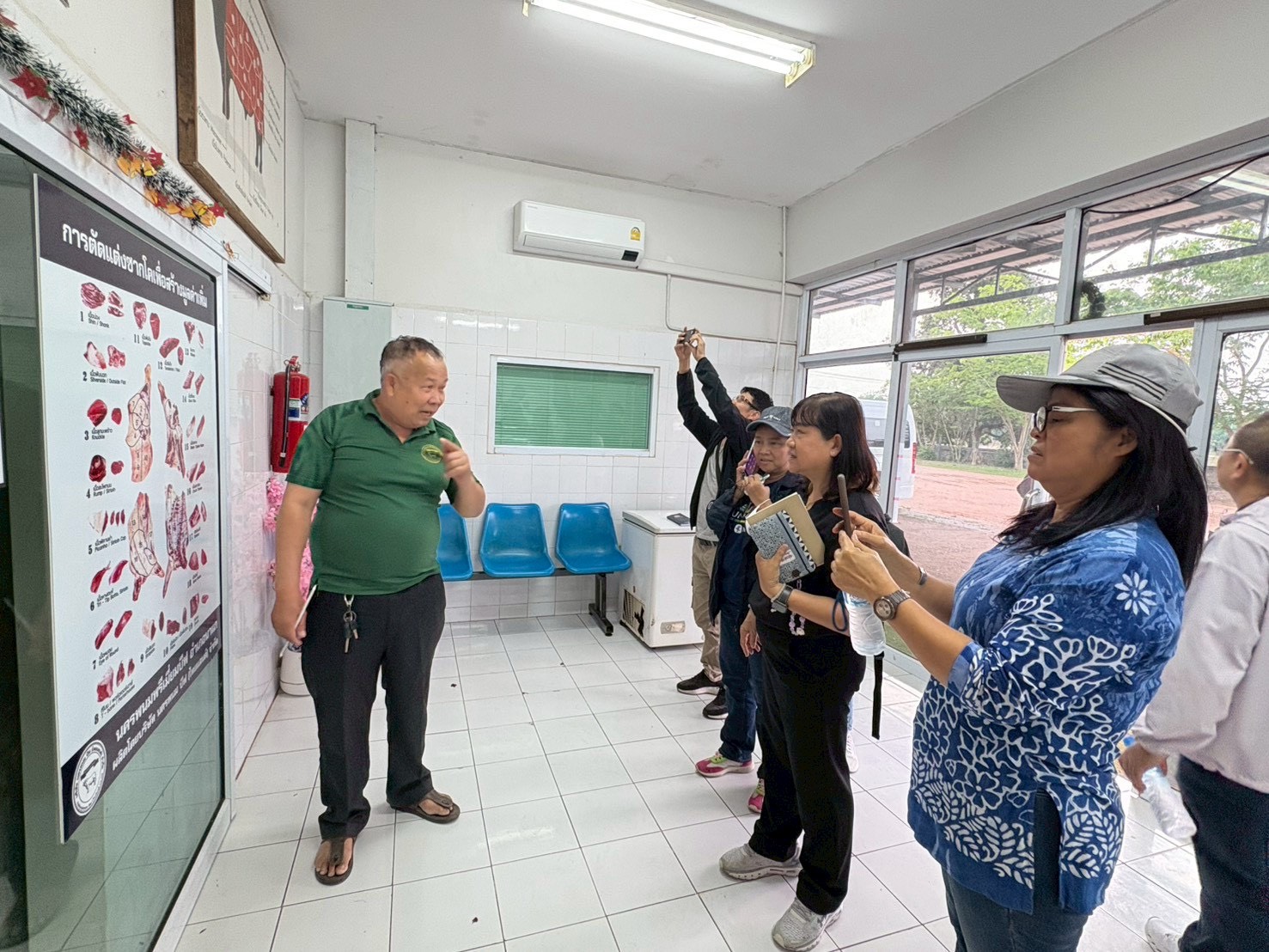 สท. นำเกษตรกรผู้เลี้ยงโคขุนทุ่งกุลา แลกเปลี่ยนเรียนรู้เลี้ยงโคเนื้อตลอดห่วงโซ่การผลิต-เชื่อมโยงซื้อขายโคเนื้อกับตลาดรับซื้อ