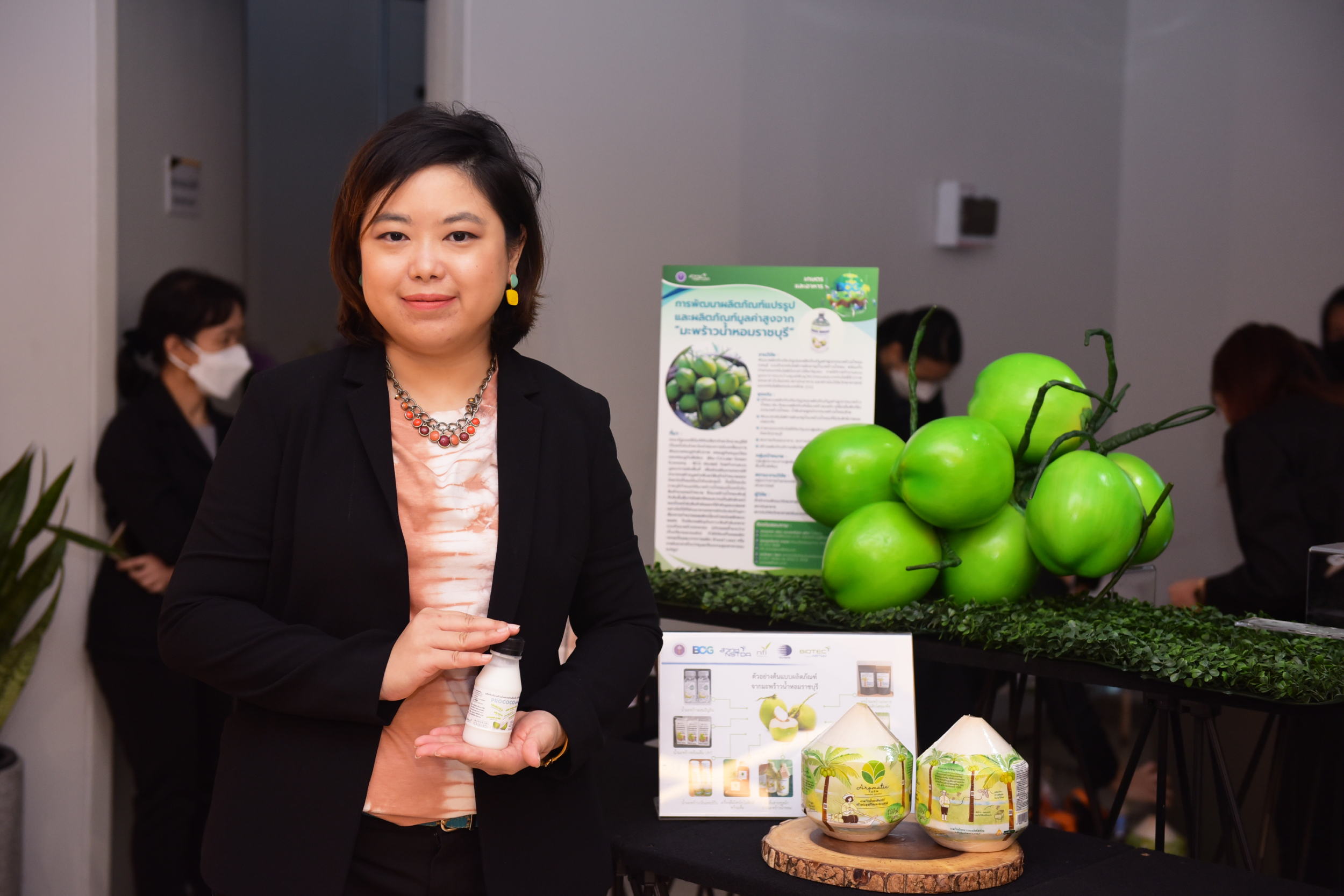 ลุยสวน “มะพร้าวน้ำหอมราชบุรี” ใช้เทคโนโลยีพัฒนาผลิตภัณฑ์แปรรูปและผลิตภัณฑ์มูลค่าสูง