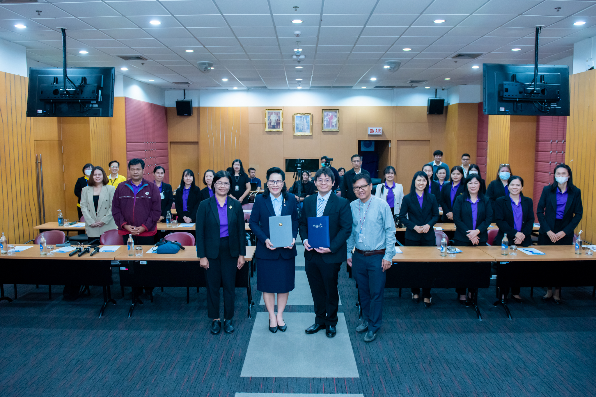ภาพบรรยากาศ ภายในห้องประชุม ผู้บริหารและบุคลากรของทั้งสองหน่วยงาน ถ่ายภาพหมู่ร่วมกัน