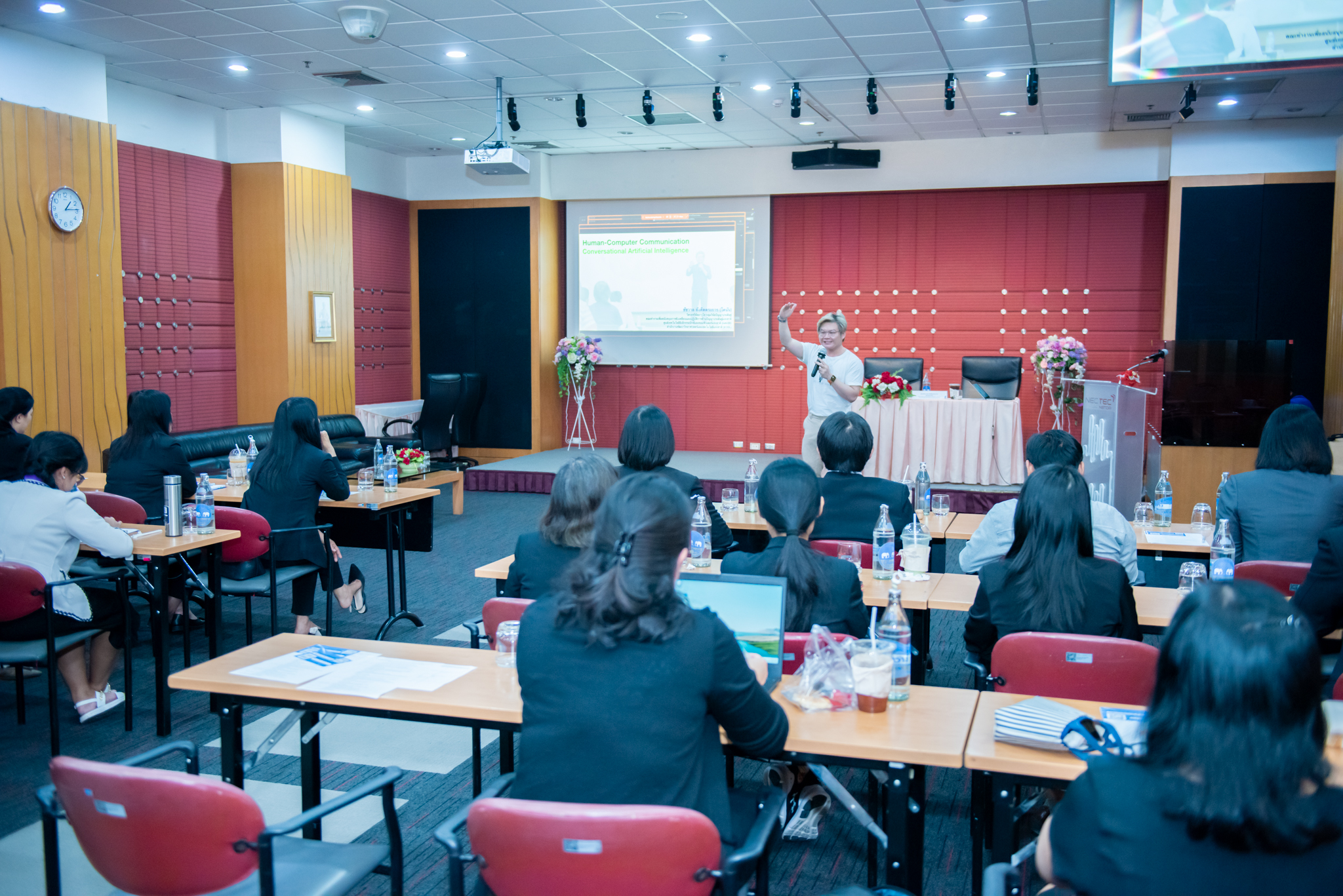 ภาพบรรยากาศในห้องประชุม ระหว่างการบรรยายเรื่อง จากวันนี้ถึงอนาคต: เอไอกับบทบาทใหม่ของการเรียนรู้