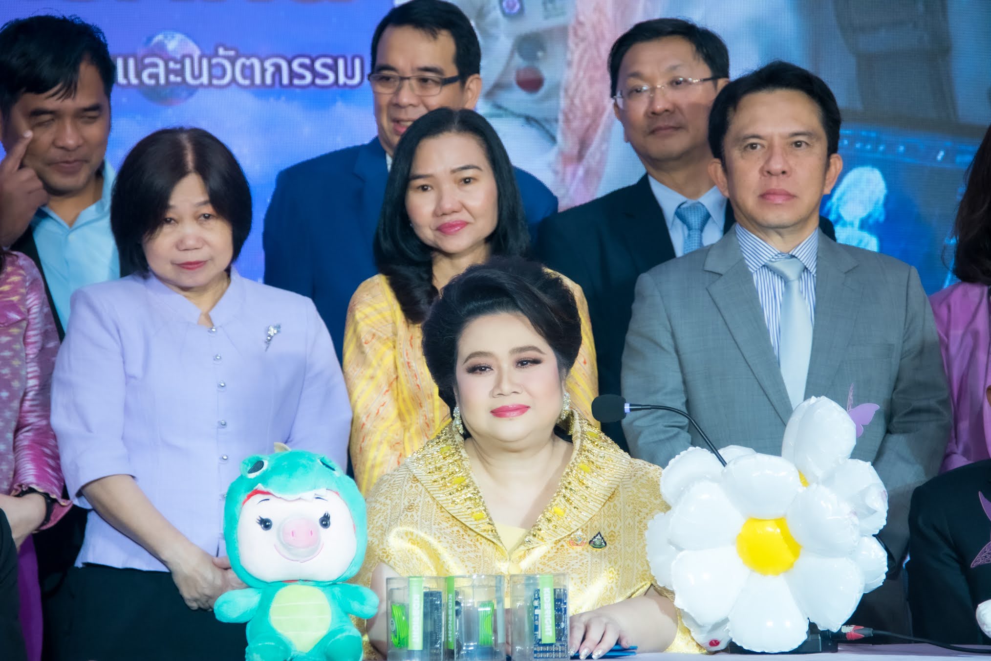 น.ส.ศุภมาส อิศรภักดี รัฐมนตรีกระทรวง อว. และ คณะผู้บริหารหน่วยงานของกระทรวง อว. ในงานแถลงข่าว