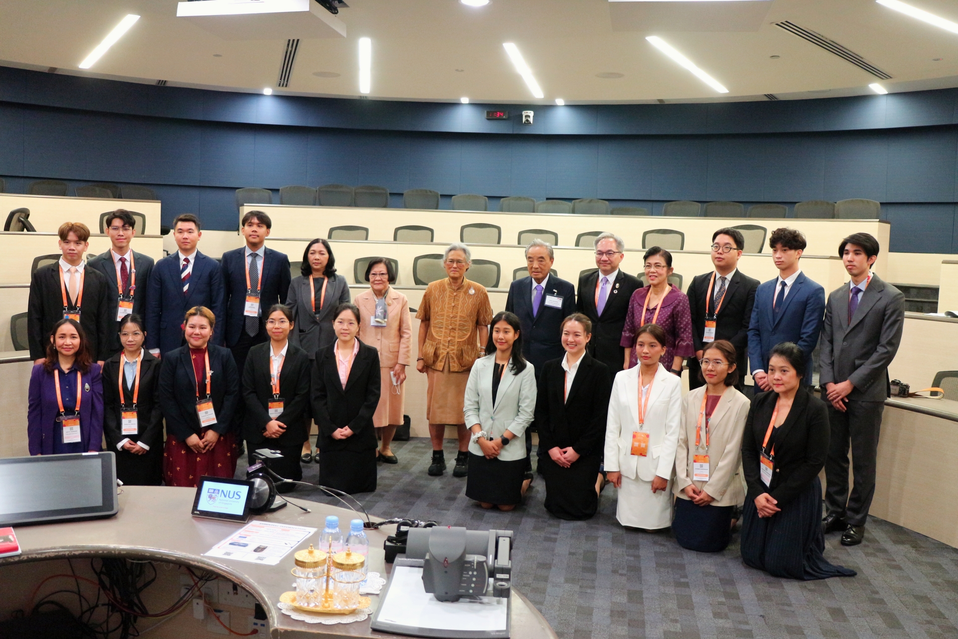 สมเด็จพระกนิษฐาธิราชเจ้า กรมสมเด็จพระเทพรัตนราชสุดา ฯ สยามบรมราชกุมารี พระราชทานวโรกาสฉายพระรูป ร่วมกับนักวิทยาศาสตร์เยาวชนไทย จำนวน 15 คน พร้อมด้วย ศาสตราจารย์ ดร.ไพรัช ธัชยพงษ์ ศาสตราจารย์ ดร.ชูกิจ ลิมปิจำนงค์ และคณะ