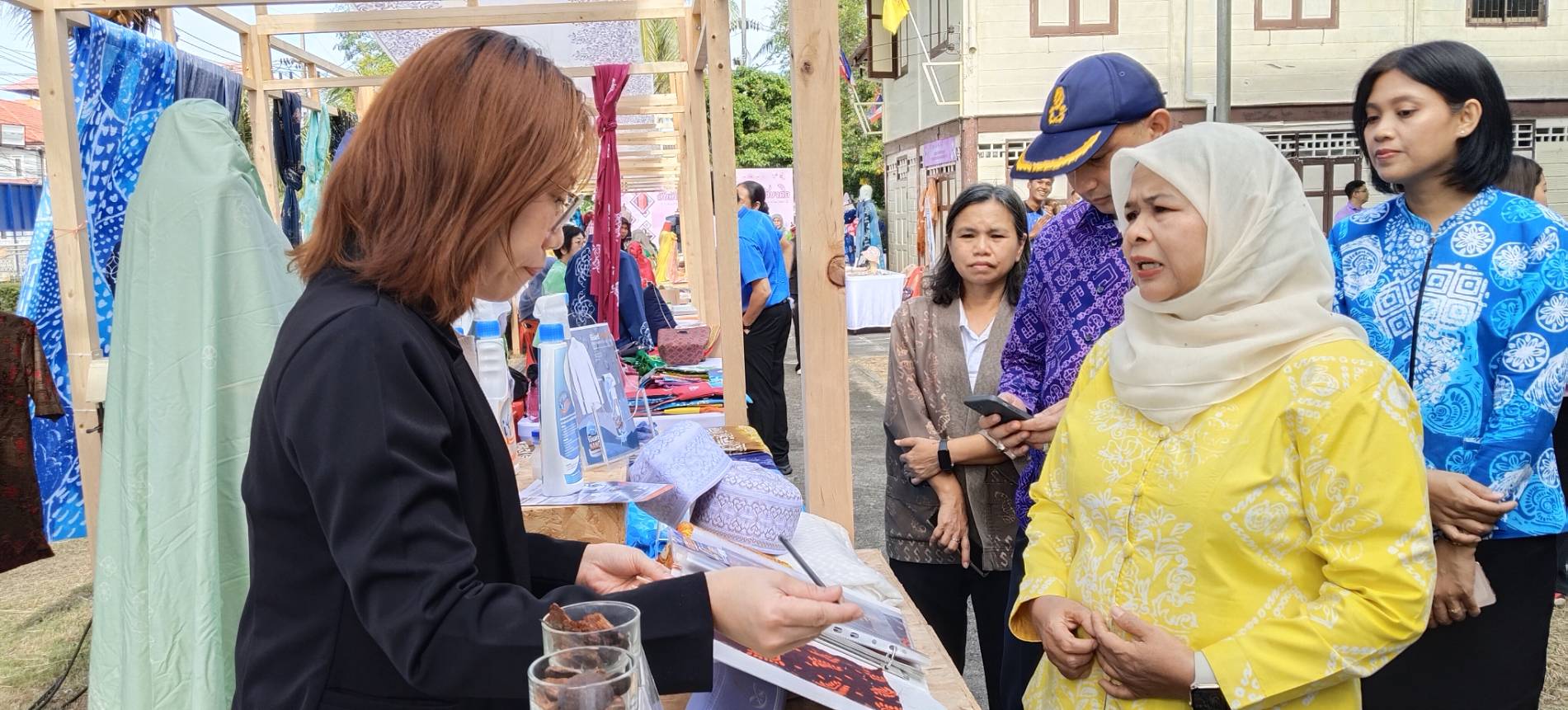 นางพาตีเมาะ สะดียามู ผู้ว่าราชการจังหวัดปัตตานี พร้อมคณะผู้บริหาร เจ้าหน้าที่ เข้าชมสินค้านวัตกรรมผ้าบาติก หนุนเศรษฐกิจชุมชนชายแดนใต้
