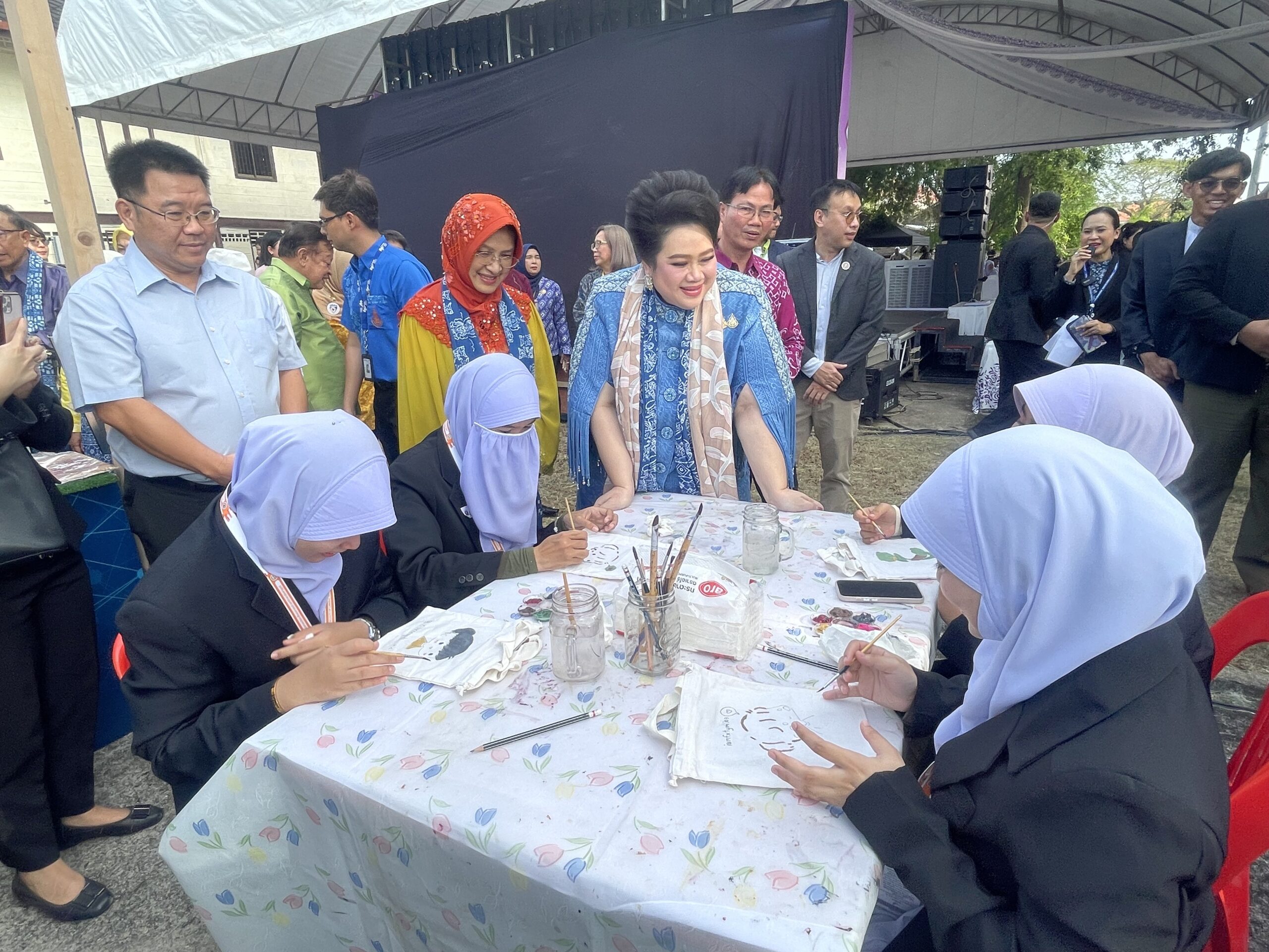 รองศาสตราจารย์ ดร.เติมศักดิ์ ศรีคิรินทร์ ผู้อำนวยการศูนย์เทคโนโลยีโลหะและวัสดุแห่งชาติ ได้นำเสนอผลงานวิจัยสำคัญ แก่น.ส.ศุภมาส อิศรภักดี รมว.การอุดมศึกษา วิทยาศาสตร์ วิจัยและนวัตกรรม (อว.)  โดยให้นักศึกษาชุมชนชาวใต้ 4 คน ร่วมสาธิตนวัตกรรม การนำ “Magik Color” แป้งพิมพ์ผ้าจากสีธรรมชาติ มาใช้ในผ้าบาติก