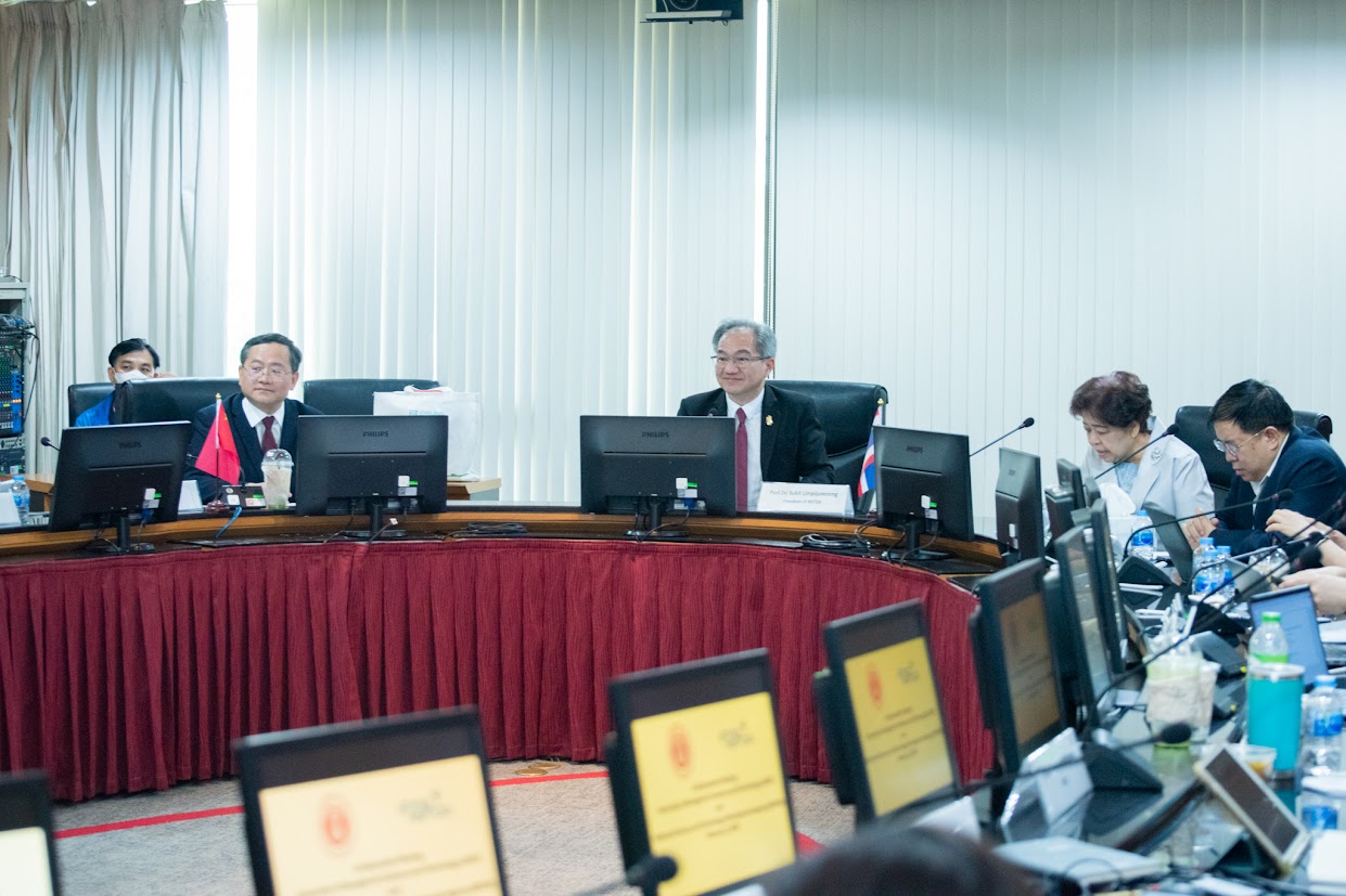 ศาสตราจารย์ ดร.ชูกิจ ลิมปิจำนงค์ ผู้อำนวยการ สวทช. และ Prof. Xinyuan Zhu อธิการบดีมหาวิทยาลัย USST ประชุมร่วมกันและพิจารณารายละเอียดในบันทึกข้อตกลงความร่วมมือ ณ ห้องประชุมปทุมมา ศูนย์เทคโนโลยีอิเล็กทรอนิกส์และคอมพิวเตอร์แห่งชาติ (เนคเทค) สวทช. จ.ปทุมธานี
