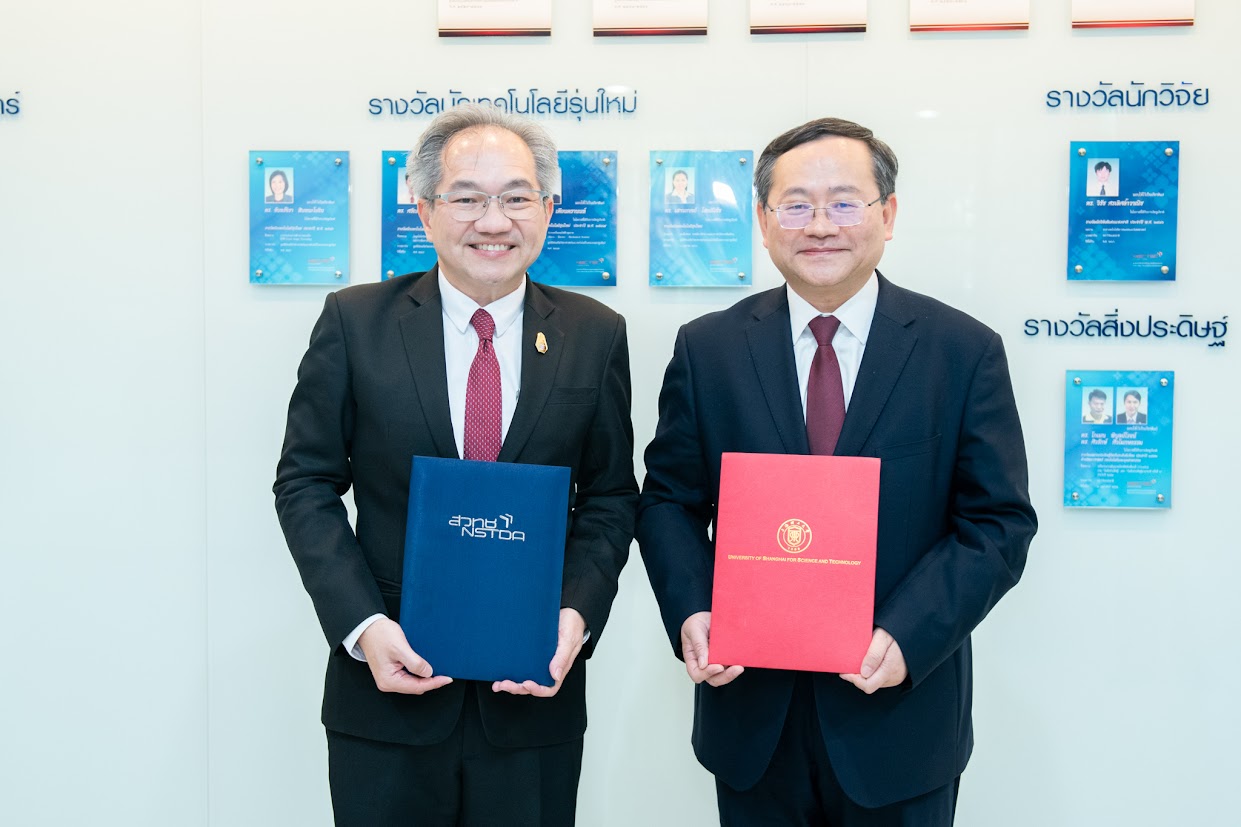 ศาสตราจารย์ ดร.ชูกิจ ลิมปิจำนงค์ ผู้อำนวยการ สวทช. และ Prof. Xinyuan Zhu อธิการบดีมหาวิทยาลัย USST ร่วมลงนามในบันทึกข้อตกลงความร่วมมือ ณ ห้องประชุมปทุมมา ศูนย์เทคโนโลยีอิเล็กทรอนิกส์และคอมพิวเตอร์แห่งชาติ (เนคเทค) สวทช. จ.ปทุมธานี