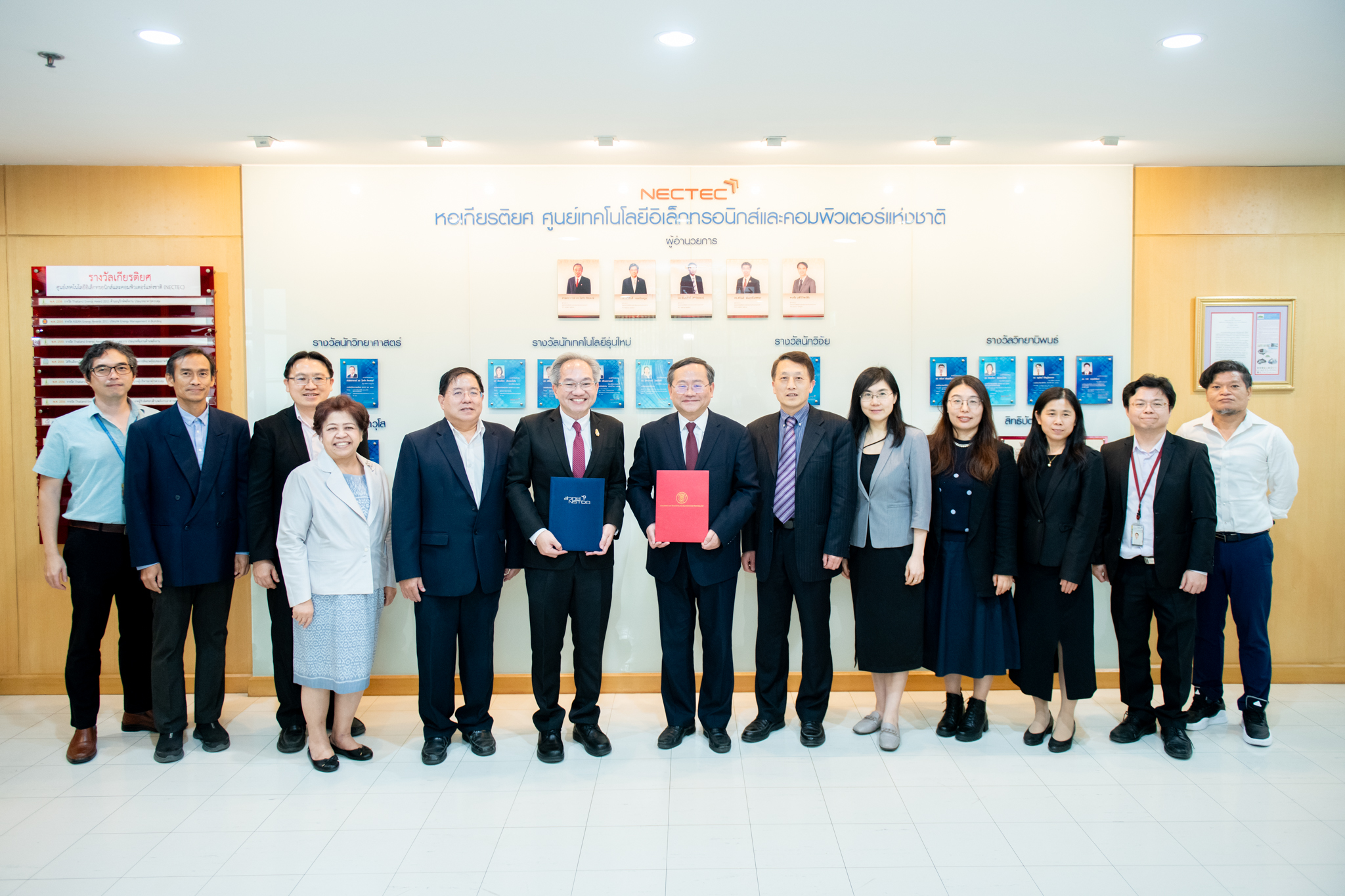 ภาพรวม ผู้บริหาร สวทช. และ ผู้บริหาร University of Shanghai for Science and Technology สาธารณรัฐประชาชนจีน ถือบันทึกข้อตกลง MOU เพื่อร่วมกันผนึกกำลังสร้างห้องปฏิบัติการร่วม “Belt and Road” ต่อยอดงานวิจัยด้านวิศวกรรมฟื้นฟูสมรรถภาพอัจฉริยะ