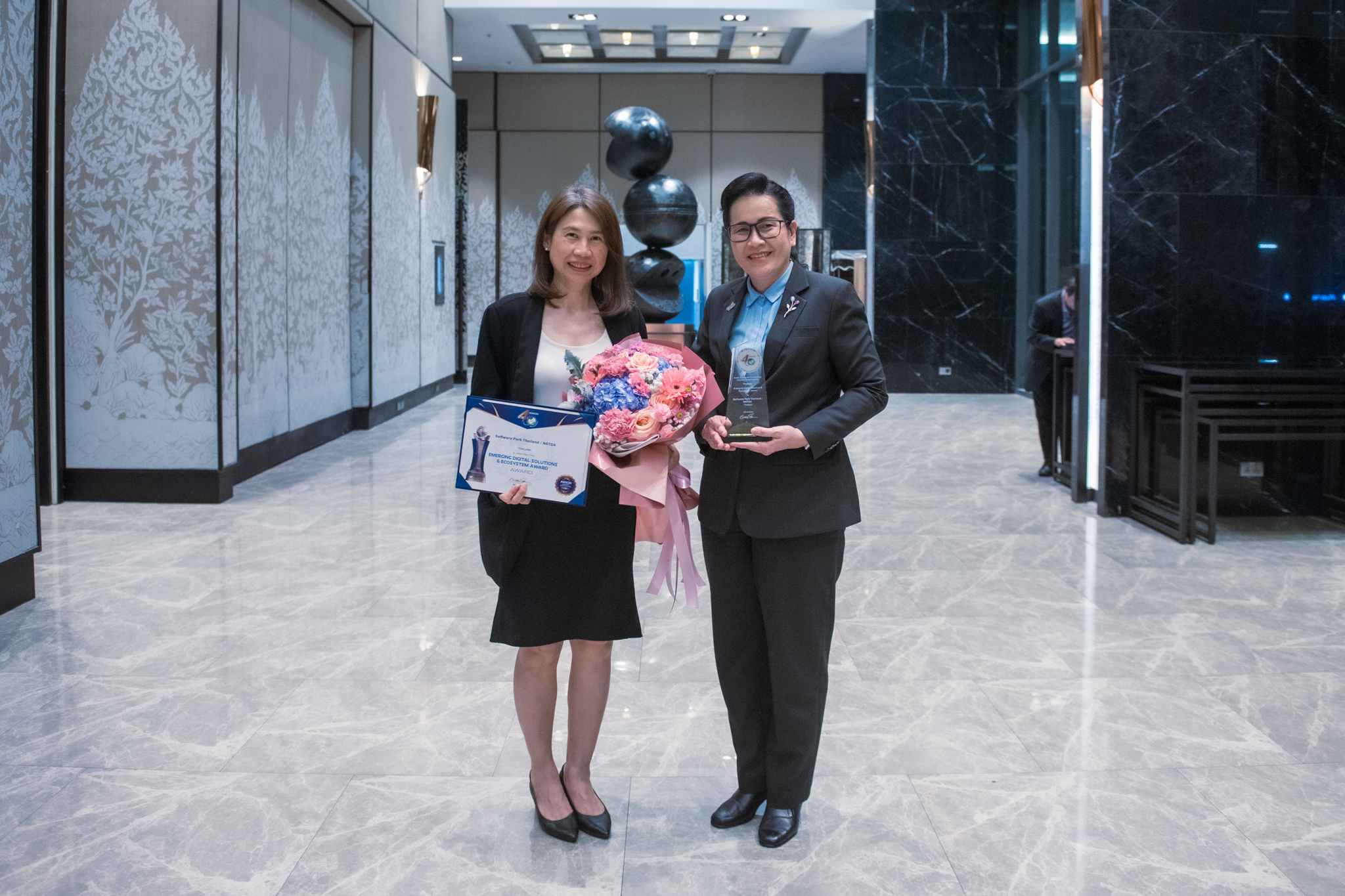 ดร.จุฬารัตน์ ตันประเสริฐ รองผู้อำนวยการสำนักงานพัฒนาวิทยาศาสตร์และเทคโนโลยีแห่งชาติ (สวทช.) พร้อมด้วย ดร.ภัทราวดี พลอยกิติกูล ผู้อำนวยการเขตอุตสาหกรรมซอฟต์แวร์ประเทศไทย เข้าร่วมงานแสดงความยินดีในการรับรางวัล ASOCIO 2024 DX Award & APICTA Awards 2024 จัดโดยสมาคมอุตสาหกรรมเทคโนโลยีสารสนเทศไทย (ATCI)  