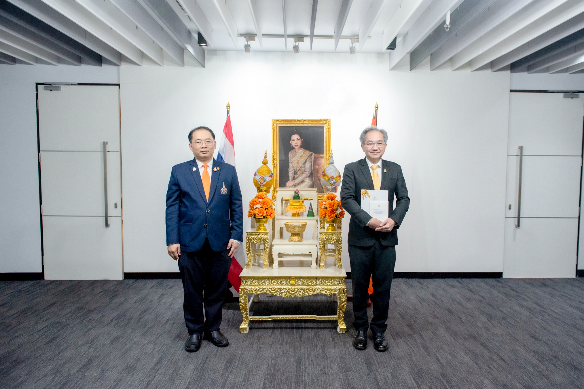 สมเด็จพระเจ้าน้องนางเธอ เจ้าฟ้าจุฬาภรณวลัยลักษณ์ฯ พระราชทาน ส.ค.ส. และไดอารี่ ประจำปี 2568 แก่ ศาสตราจารย์ ดร. ชูกิจ ลิมปิจำนงค์ ผู้อำนวยการ สวทช. เป็นขวัญและกำลังใจแก่ผู้ปฏิบัติงานเพื่อประโยชน์ของสถาบันวิจัยจุฬาภรณ์