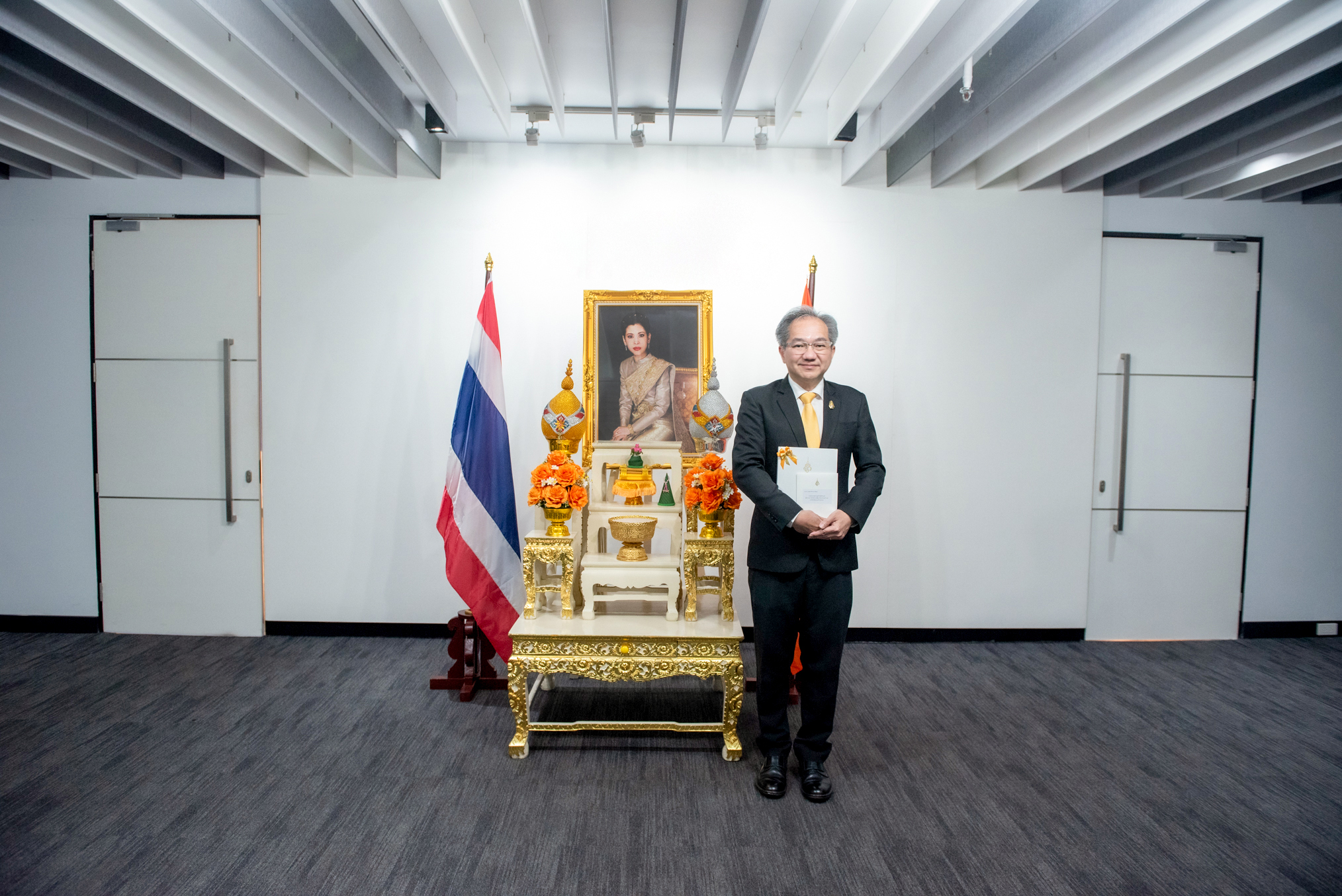 สมเด็จพระเจ้าน้องนางเธอ เจ้าฟ้าจุฬาภรณวลัยลักษณ์ฯ พระราชทาน ส.ค.ส. และไดอารี่ ประจำปี 2568 แก่ ศาสตราจารย์ ดร. ชูกิจ ลิมปิจำนงค์ ผู้อำนวยการ สวทช. เป็นขวัญและกำลังใจแก่ผู้ปฏิบัติงานเพื่อประโยชน์ของสถาบันวิจัยจุฬาภรณ์