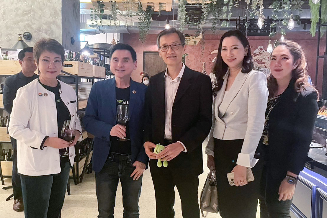 ดร.สมบุญ สหสิทธิวัฒน์ รองผู้อำนวยการสำนักงานพัฒนาวิทยาศาสตร์และเทคโนโลยีแห่งชาติ (สวทช.)  และ คุณศันสนีย์ ฮวบสมบูรณ์ รองผู้อำนวยการศูนย์นาโนเทคโนโลยีแห่งชาติ (NANOTEC) และรักษาการผู้อำนวยการฝ่ายพัฒนาผู้ประกอบการธุรกิจเทคโนโลยี (BID)  ยืนถ่ายภาพร่วมกับ นายสมชัย เลิศสุทธิวงค์เป็นประธานเจ้าหน้าที่บริหาร (CEO)  และ นางสายชล ทรัพย์มากอุดม หัวหน้าหน่วยธุรกิจประชาสัมพันธ์และงานธุรกิจสัมพันธ์ จากบริษัท แอดวานซ์ อินโฟร์ เซอร์วิส จำกัด (มหาชน) หรือ AIS ในงาน AIS Sustainability Partnership Dinner 2025  