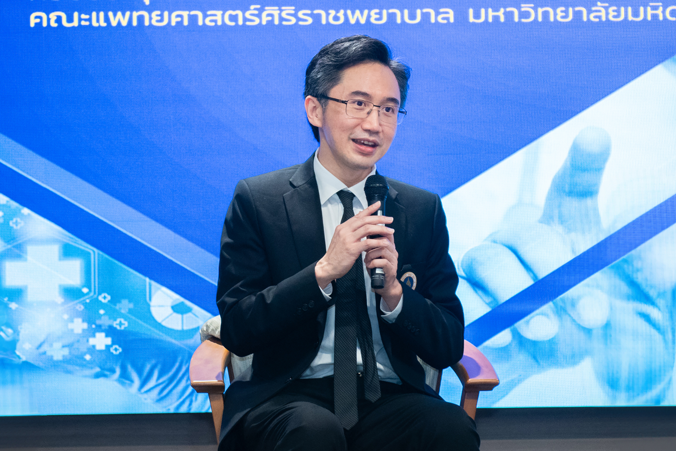 รองศาสตราจารย์ ดร.ยศชนัน วงศ์สวัสดิ์ รองอธิการบดีฝ่ายวิจัย มหาวิทยาลัยมหิดล พูดบรรยาย