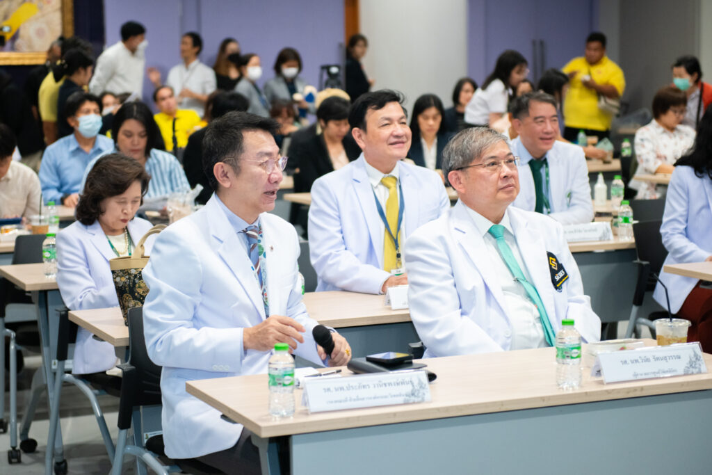 ภาพบรรยากาศภายในงาน ทีมคณะแพทย์หลายท่านนั่งดูการเสวนา