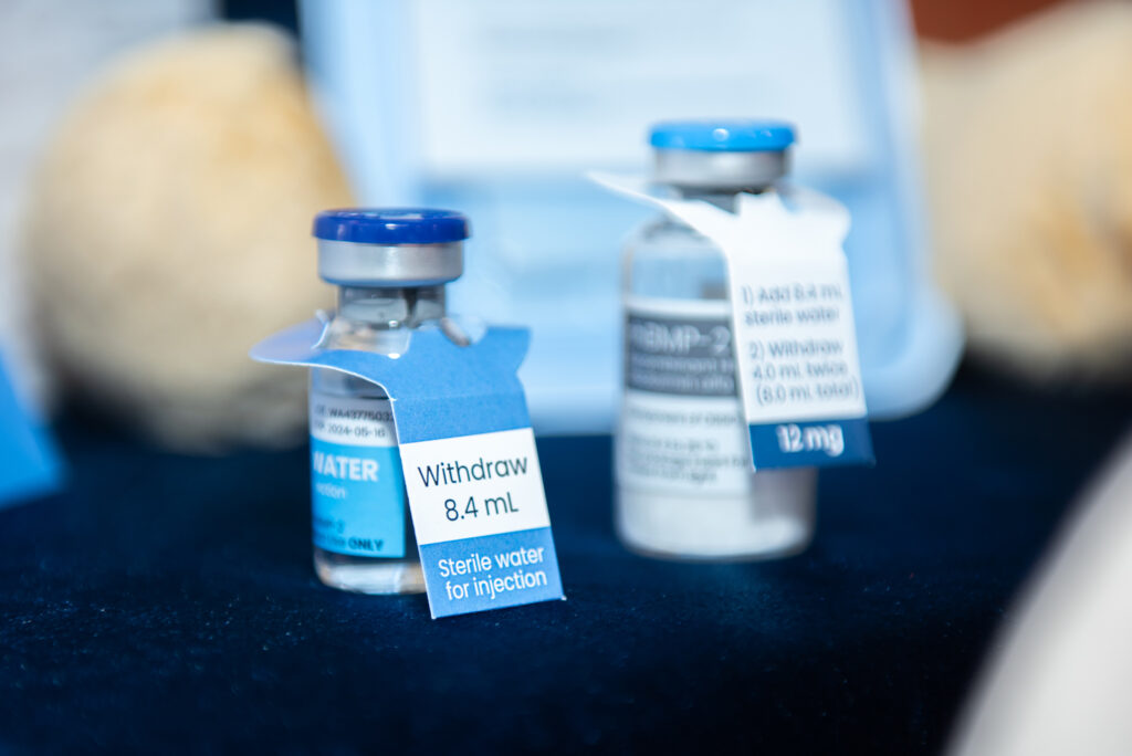 ภาพแสดงผลงานวิจัย OSSICURE Bone Graft นวัตกรรมทดแทนกระดูกสำหรับการผ่าตัดกระดูกสันหลังส่วนเอว