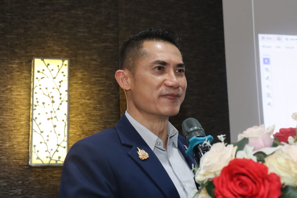 รศ.ดร.พงศ์พันธ์ แก้วตาทิพย์ ผู้อำนวยการหน่วยภารกิจยุทธศาสตร์วิทยาศาสตร์ วิจัยและนวัตกรรม (ววน.) การพัฒนาเศรษฐกิจไทย สกสว. พูดบรรยาย