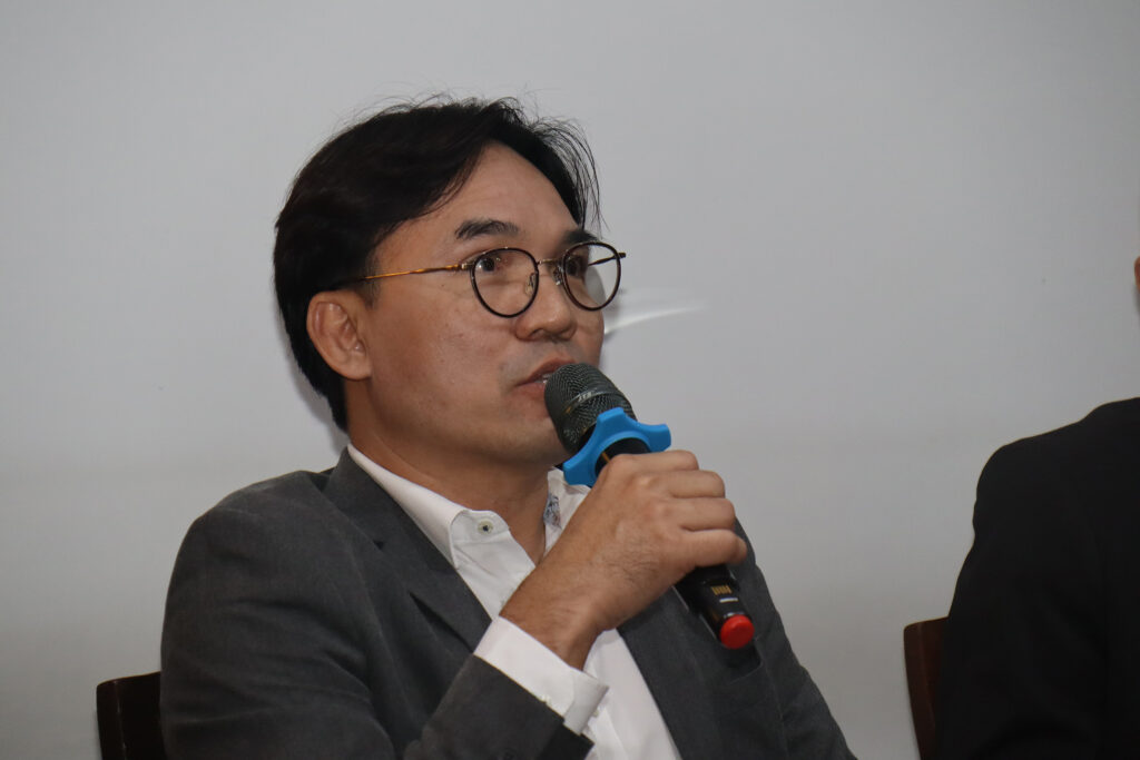 คุณอดิศร สิงหกาญจน์ วิศวกรอำนวยการศูนย์ซ่อมรถดีเซลรางและรถปรับอากาศ การรถไฟแห่งประเทศไทย (รฟท.) ร่วมแสดงความคิดเห็น