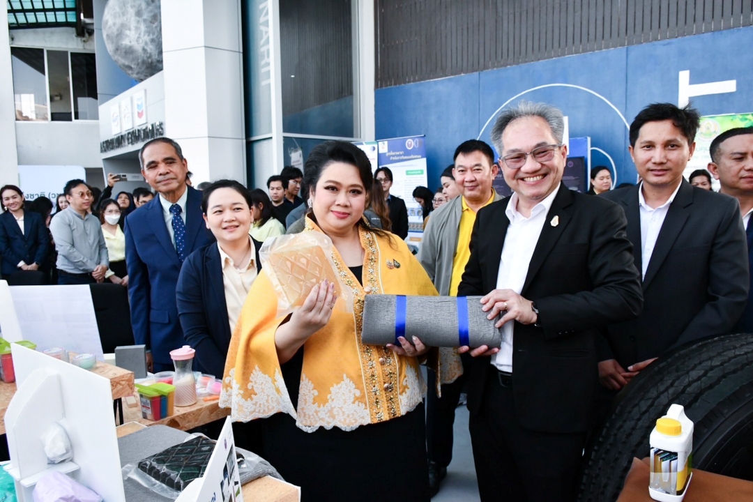 ภาพคุณศุภมาส อิศรภักดี รัฐมนตรีว่าการกระทรวง อว. ถือผลงาน เบาะเจลยางพารากระจายแรงเพื่อสุขภาพ (PARA Cushion) และนวัตกรรมการผลิตยางก้อนถ้วยและยางแท่งไร้กลิ่น ของ สวทช. ถ่ายที่บูธแสดงผลงานของ สวทช. โดยมี ศาสตราจารย์ ดร.ชูกิจ ลิมปิจำนงค์ ผู้อำนวยการ สวทช. และ ดร.ปณิธิ วิรุฬห์พอจิต หัวหน้าทีมวิจัยผลิตภัณฑ์ยางรูปแบบใหม่ กลุ่มวิจัยนวัตกรรมการแปรรูปยาง เอ็มเทค สวทช. ร่วมถ่ายรูปด้วย