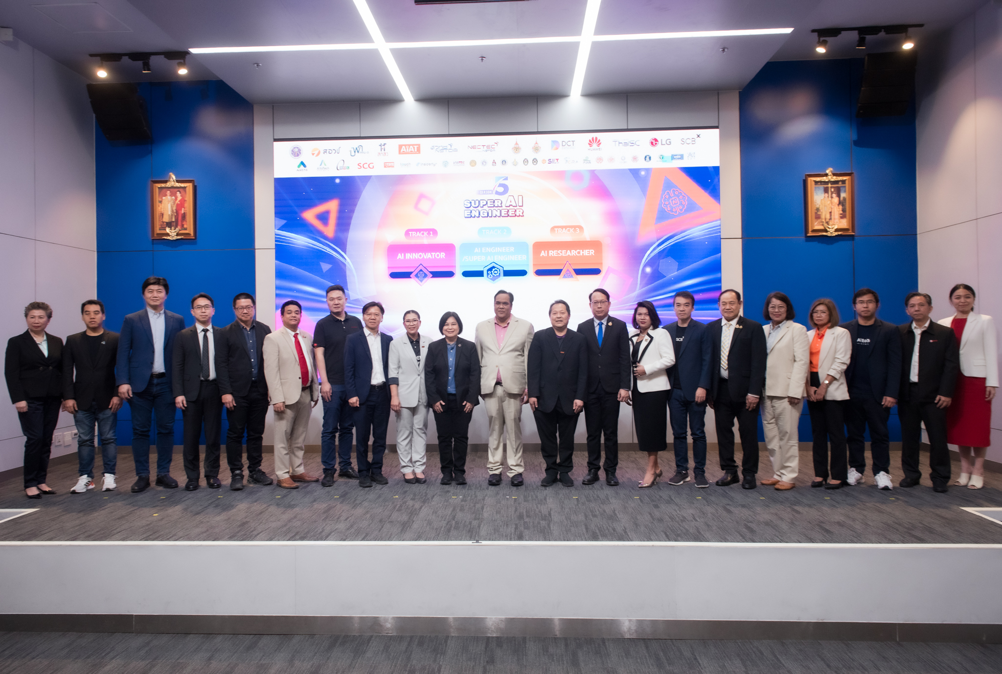ภาพถ่ายรวมผู้บริหารในงาน Super AI Engineer Season 5 รวมพลังรัฐ-เอกชน-ประชาสังคม ปั้นบุคลากร AI เสริมขีดความสามารถแข่งขันไทย บนเวทีครบทุกคน