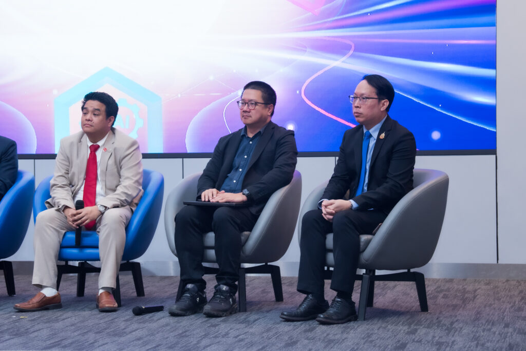 ภาพผู้บริหาร 3 ท่าน นั่งฟังบรรยายบนเวที คุณอำนาจ สิงห์จันทร์ หัวหน้าฝ่ายการตลาด บริษัทแอลจีอิเลคทรอนิกส์ รศ.ดร.ปุ่น เที่ยงบูรณธรรม รองผู้อำนวยการฝ่ายแผนและยุทธศาสตร์องค์กร หน่วยบริหารและจัดการทุนด้านการพัฒนาระดับพื้นที่ (บพท.) และ ดร.ศวิต กาสุริยะ รองผู้อำนวยการเนคเทค สวทช.