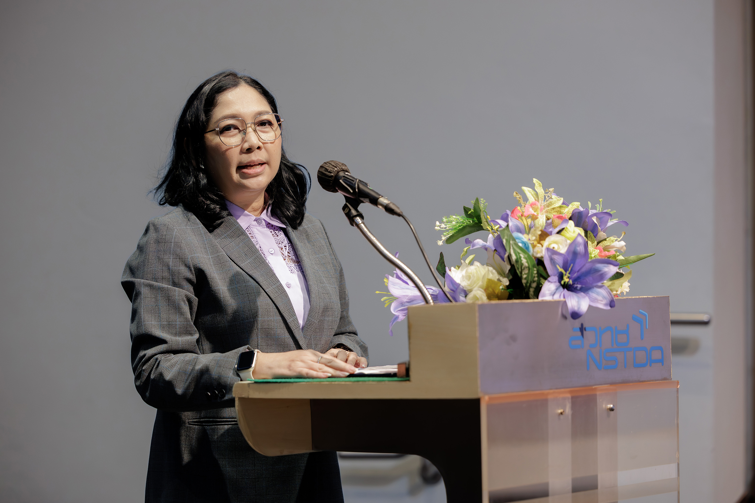 ดร.พัชร์ลิตา ฉัตรวริศพงศ์ ผู้ช่วยผู้อำนวยการ สวทช. กล่าวบนเวที สวทช. ภูมิใจอย่างยิ่งที่ได้เป็นส่วนหนึ่งในการสนับสนุนและบ่มเพาะเยาวชนไทยให้ก้าวไปสู่เวทีระดับนานาชาติ โครงการ YSC 
