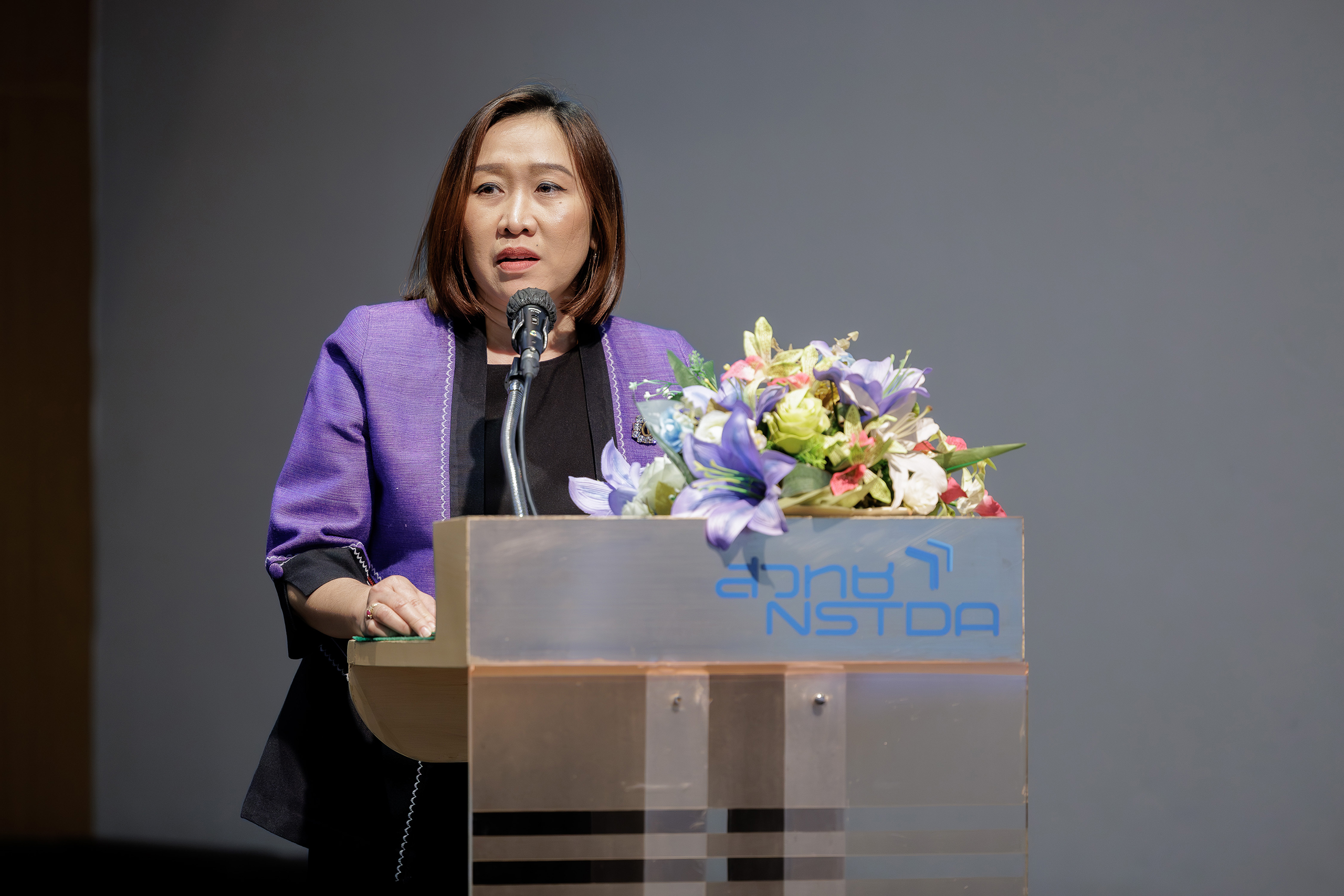 คุณศิรินทร์พร เดียวตระกูล ผู้แทนสำนักงานการวิจัยแห่งชาติ (วช.) กล่าวว่า วช. ในฐานะหน่วยบริหารจัดการทุนวิจัยและนวัตกรรมของประเทศ ได้ให้การสนับสนุน สวทช. และมหาวิทยาลัยเครือข่ายทั้ง 6 แห่ง จัดกิจกรรมโครงการประกวดโครงงานของนักวิทยาศาสตร์รุ่นเยาว์ (Young Scientist Competition : YSC) มาอย่างต่อเนื่อง