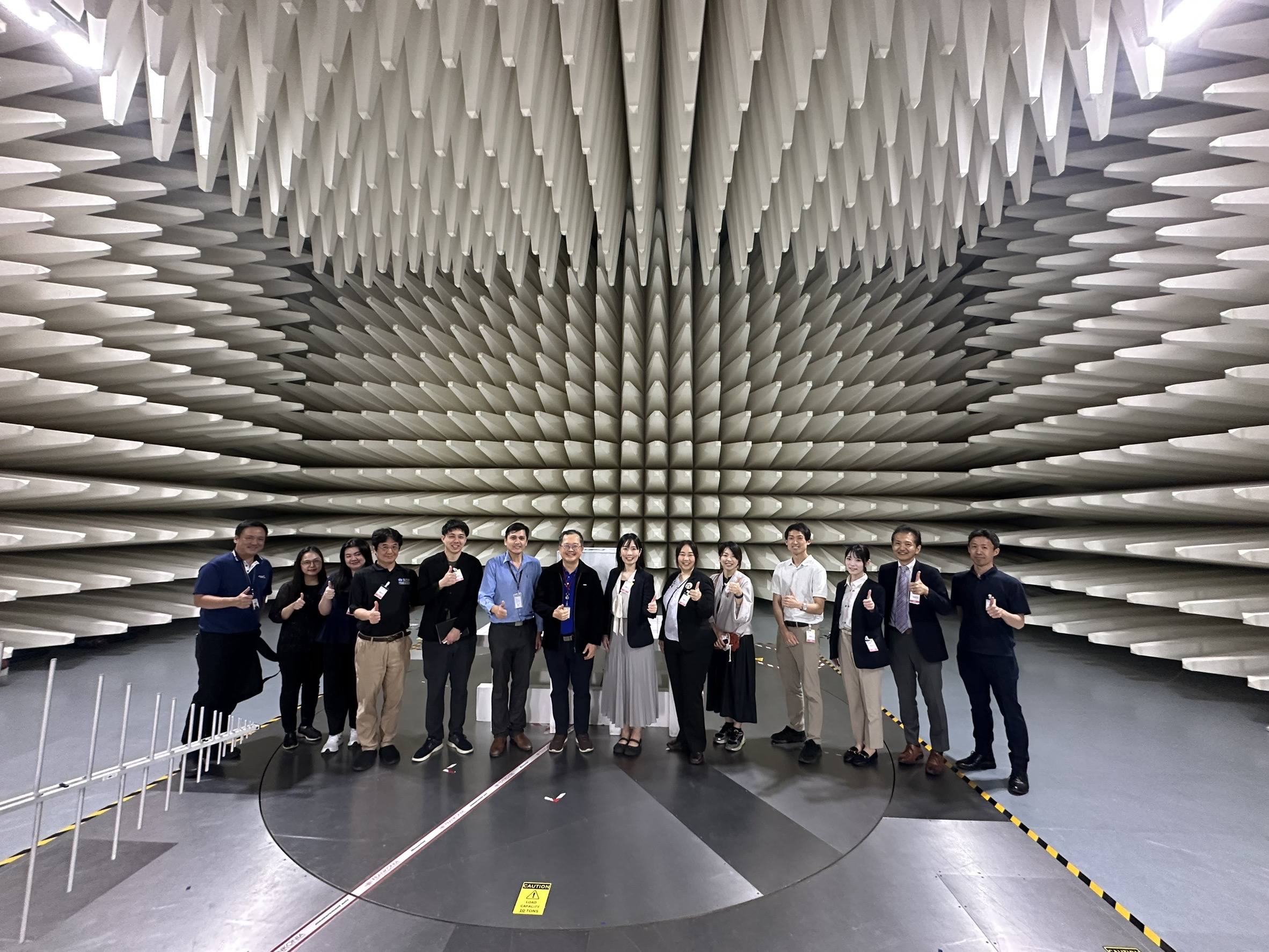 ภาพคณะองค์การสำรวจอวกาศญี่ปุ่น (JAXA) และทีมงาน สวทช. จำนวน 14 ท่าน ถ่ายรูปร่วมกันที่อาคารแชมเบอร์ของ สวทช. 