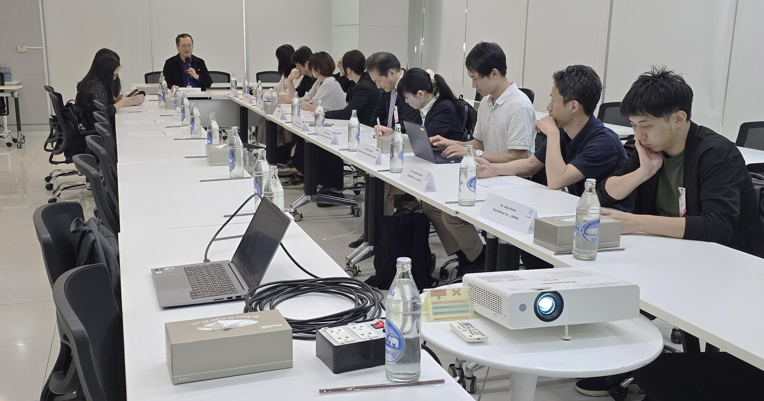ภาพบรรยากาศคณะ JAXA ขณะฟังบรรยายการเยี่ยมชม