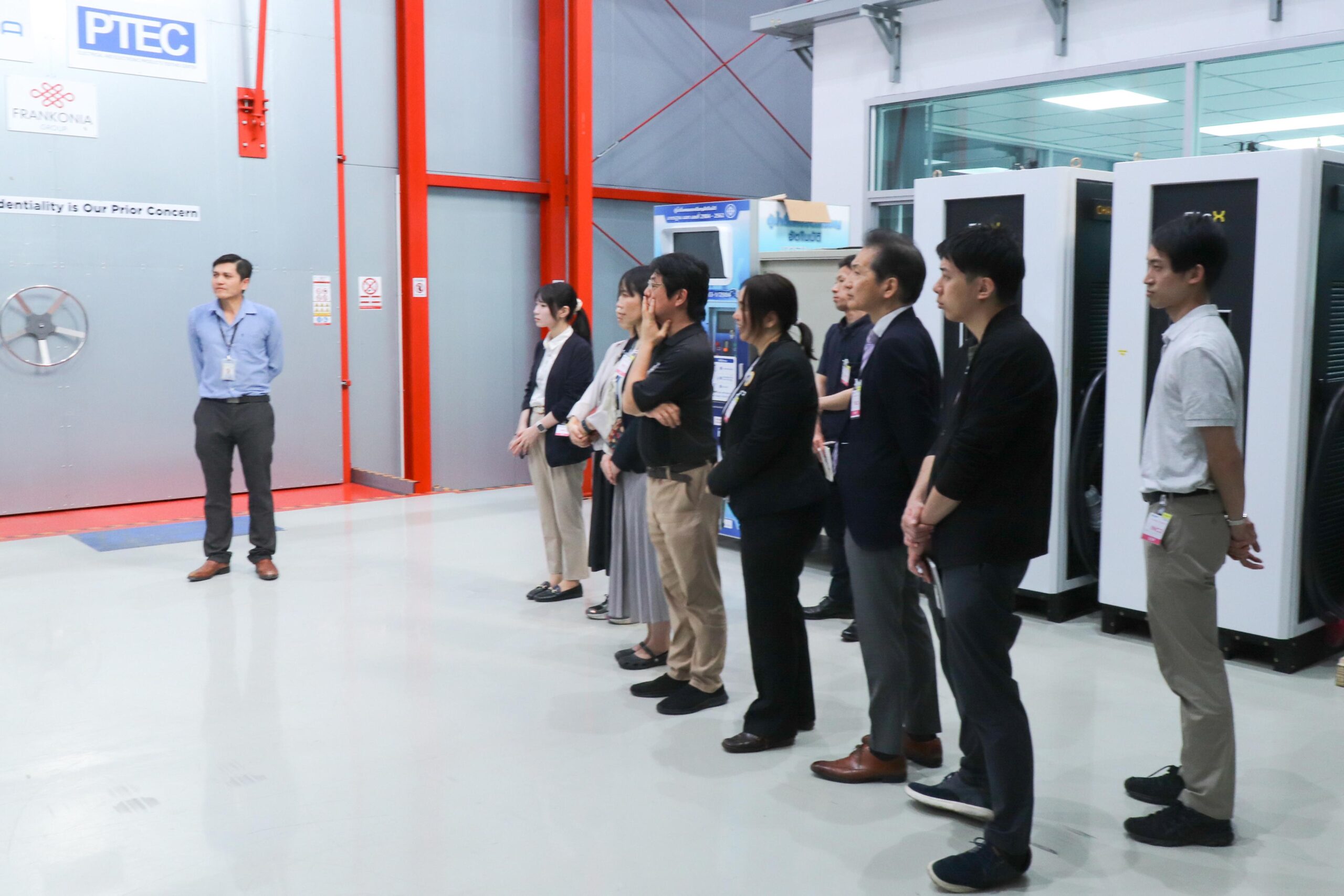 ภาพบรรยากาศคณะ JAXA ขณะฟังบรรยายการเยี่ยมชมที่อาคารของ PTEC