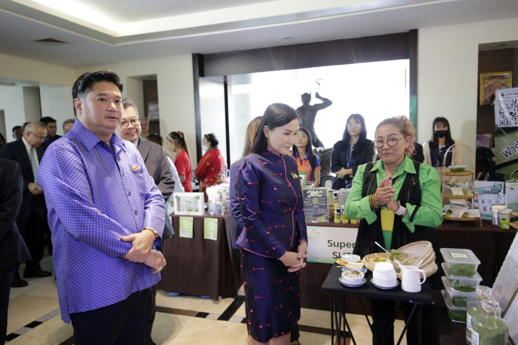 ดร.ศุภนิจ พรธีระภัทร นักวิจัยอาวุโส ทีมวิจัยเทคโนโลยีเกษตรดิจิทัล (DAT) ศูนย์เทคโนโลยีอิเล็กทรอนิกส์และคอมพิวเตอร์แห่งชาติ (เนคเทค) สำนักงานพัฒนาวิทยาศาสตร์และเทคโนโลยีแห่งชาติ (สวทช.) กระทรวงการอุดมศึกษา วิทยาศาสตร์ วิจัยและนวัตกรรม (อว.) ร่วมจัดแสดงนิทรรศการในงาน “ไข่ผำวานิลลา: เจาะลึกโอกาสธุรกิจพืชเทรนด์ใหม่” จัดโดย เทคโนโลยีชาวบ้าน ในเครือมติชน ณ อาคารข่าวสด โดยมี ศาสตราจารย์ ดร.นฤมล ภิญโญสินวัฒน์ รัฐมนตรีว่าการกระทรวงเกษตรและสหกรณ์ ให้เกียรติกล่าวเปิดงาน และยืนพูดคุยกับผู้ร่วมออกบูธ