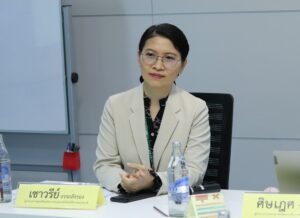 ภาพ ผู้ช่วยศาสตราจารย์ ดร.เชาวรีย์ อรรถลังรอง ผู้อำนวยการ ไบโอเทค นั่งฟังบรรยายในห้องประชุม