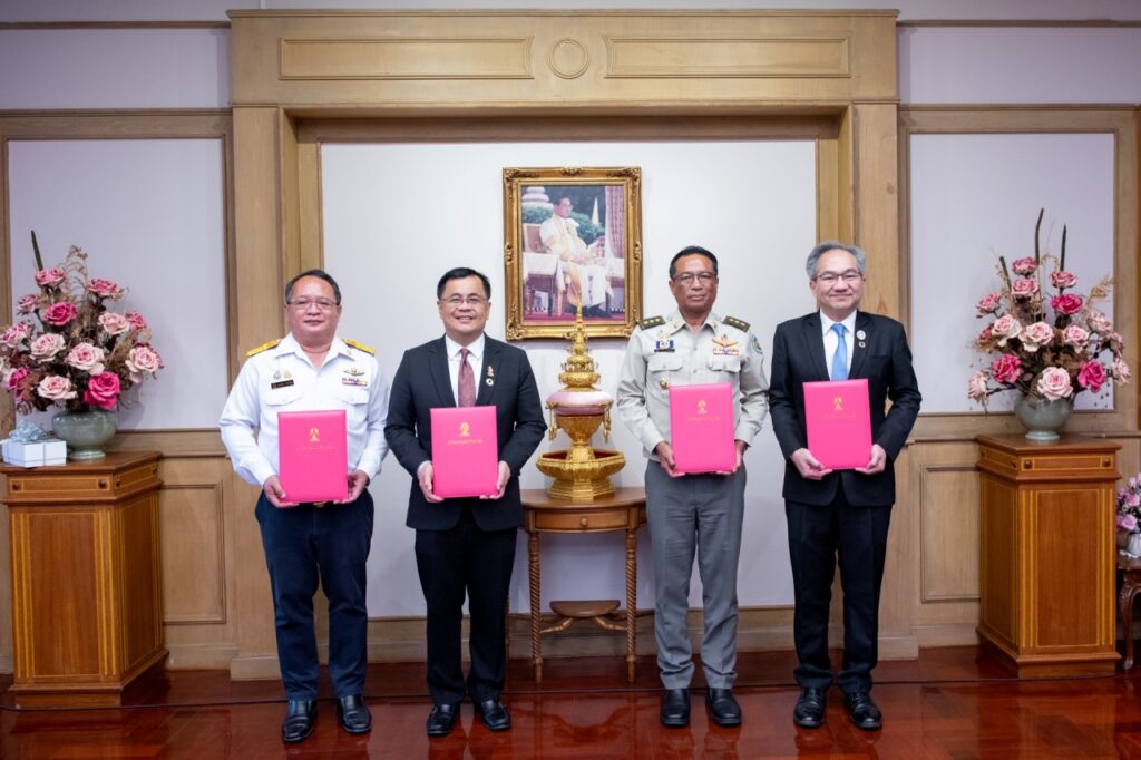 ภาพหมู่พิธีลงนามบันทึกข้อตกลงความร่วมมือ ระหว่าง จุฬาฯ กรมอุทยานแห่งชาติ สัตว์ป่าและพันธุ์พืช องค์การสวนสัตว์แห่งประเทศไทย สำนักงานพัฒนาวิทยาศาสตร์และเทคโนโลยีแห่งชาติ