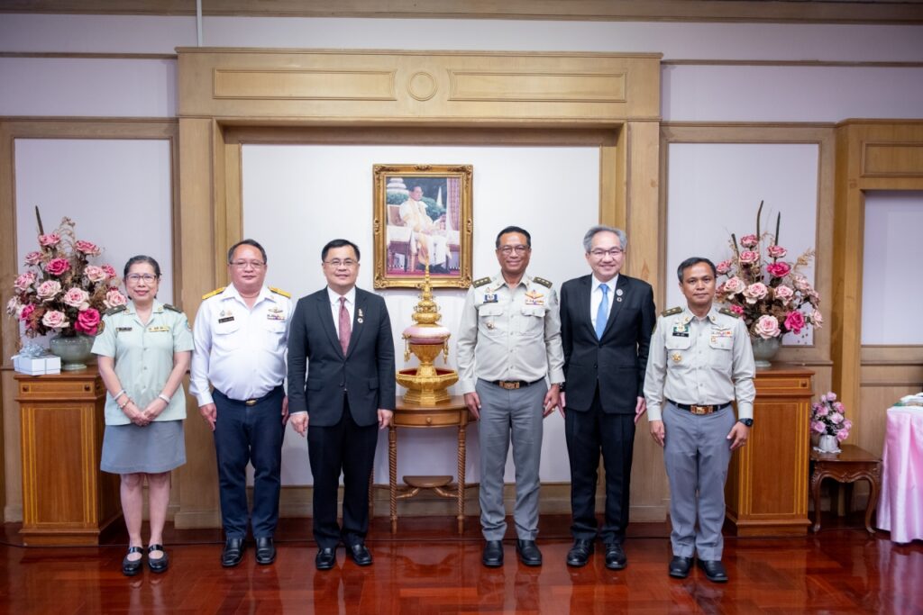 ภาพหมู่พิธีลงนามบันทึกข้อตกลงความร่วมมือ ระหว่าง จุฬาฯ กรมอุทยานแห่งชาติ สัตว์ป่าและพันธุ์พืช องค์การสวนสัตว์แห่งประเทศไทย สำนักงานพัฒนาวิทยาศาสตร์และเทคโนโลยีแห่งชาติ