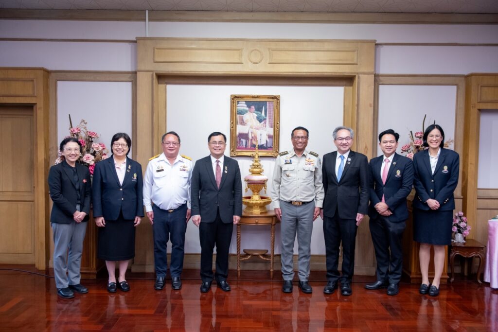 ภาพหมู่พิธีลงนามบันทึกข้อตกลงความร่วมมือ ระหว่าง จุฬาฯ กรมอุทยานแห่งชาติ สัตว์ป่าและพันธุ์พืช องค์การสวนสัตว์แห่งประเทศไทย สำนักงานพัฒนาวิทยาศาสตร์และเทคโนโลยีแห่งชาติ