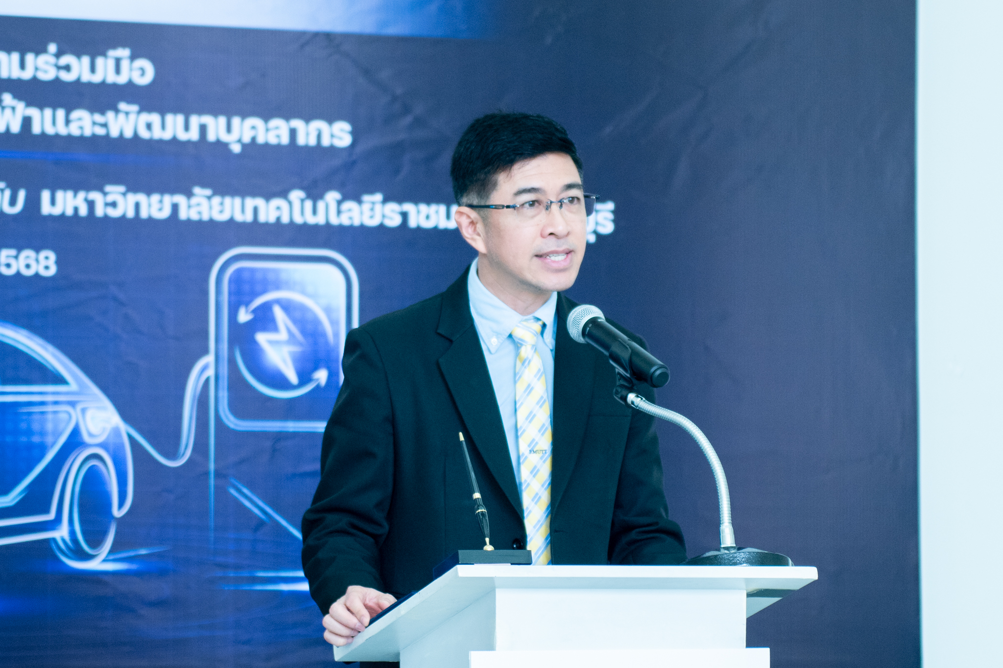 ผศ.ณัชติพงศ์ อูทอง รองอธิการบดี มทร.ธัญบุรี ยืนกล่าวว่า ตรงโพเดียม