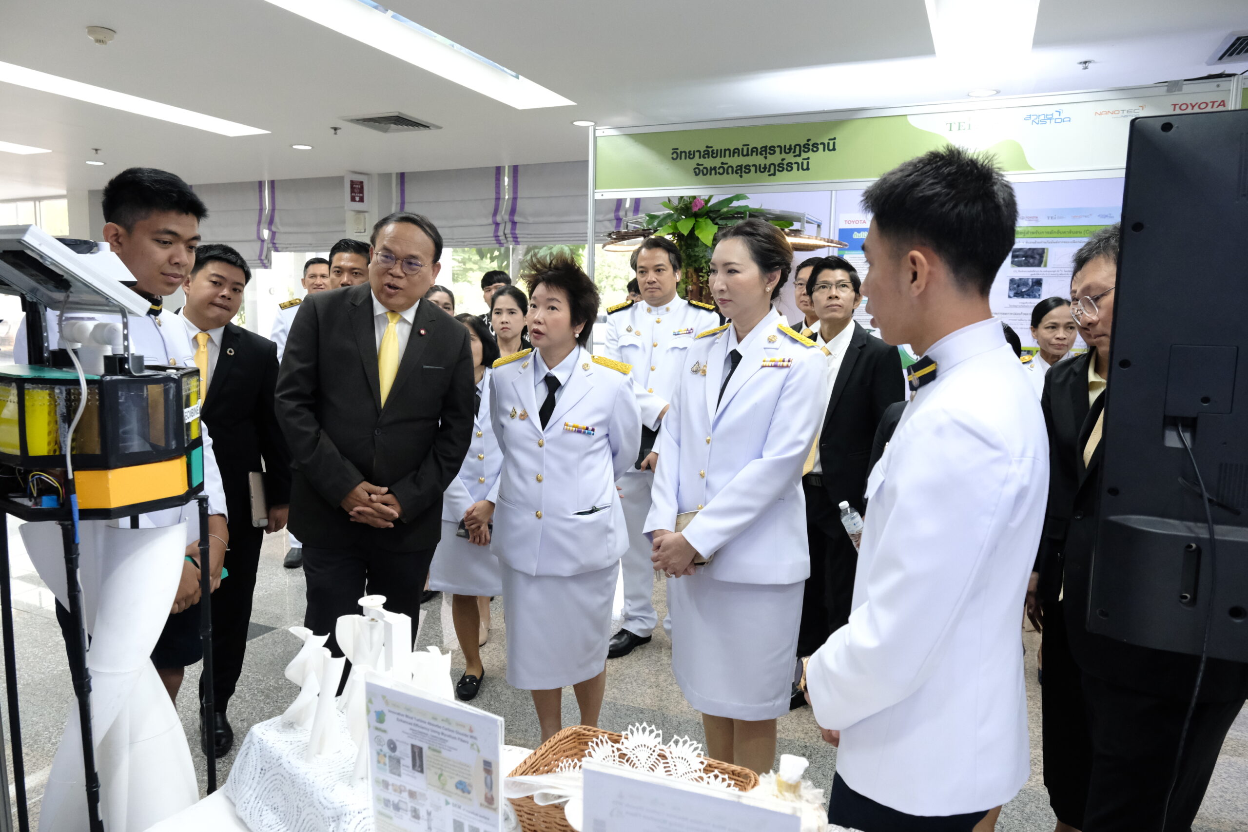 ภาพผู้ประกวดนำเสนอผลงานแก่ผู้บริหาร 