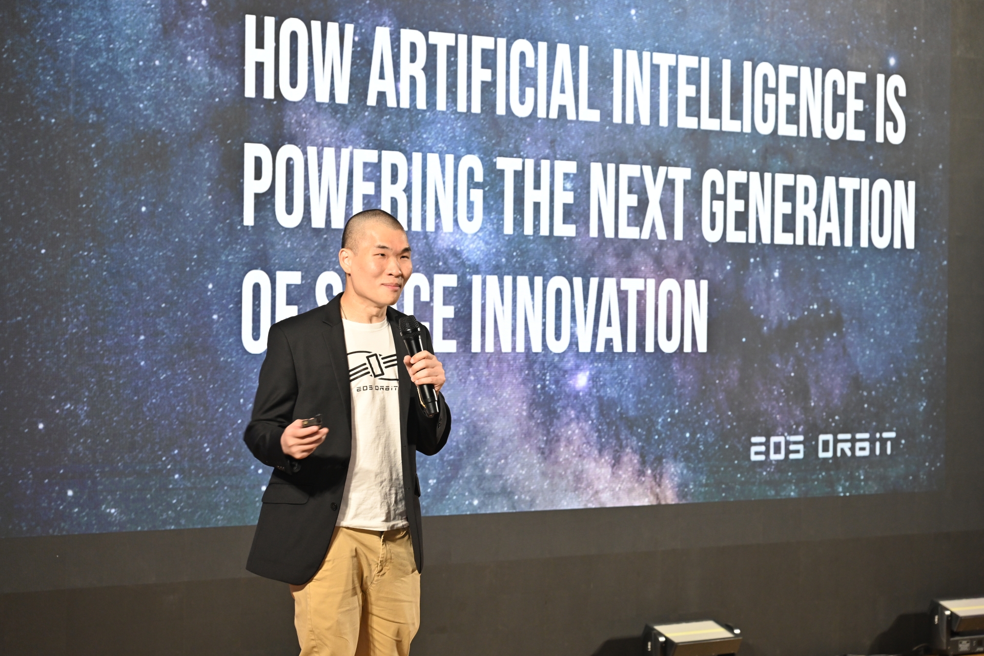 ภาพ คุณสุปิติ บูรณวัฒนาโชค จาก EOS Orbit และ Looloo Technology 