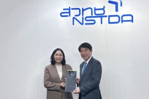 ภาพ Prof. Naoto Ohtake มอบของที่ระลึกแก่  ดร.พัชร์ลิตา ฉัตรวริศพงศ์ ผู้ช่วยผู้อำนวยการ สวทช. สายงานบริหารการวิจัยและพัฒนา