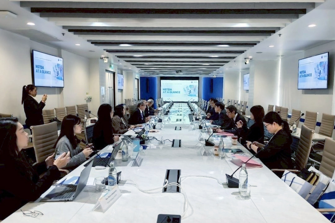 ภาพห้องประชุม มีนำเสนอภาพรวมบทบาทและพันธกิจของ สวทช.  ให้แก่คณะผู้บริหารจาก Institute of Science Tokyo