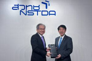 ภาพ Prof. Naoto Ohtake มอบของที่ระลึกแก่  ศาสตราจารย์ดร.ชูกิจ ลิมปิจำนงค์ ผู้อำนวยการ สวทช.