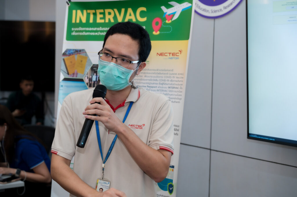 ภาพ นักวิจัย สวทช. ช่วยตอบคำถามเกี่ยวกับ DDC-Care Platform ระบบเฝ้าระวังโรคติดต่อ และ INTERVAC ระบบวัคซีนพาสปอร์ต