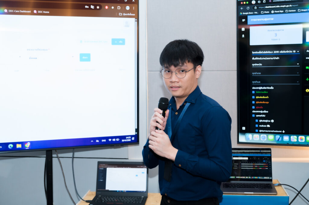 ภาพ นักวิจัย สวทช. ช่วยตอบคำถามเกี่ยวกับ DDC-Care Platform ระบบเฝ้าระวังโรคติดต่อ และ INTERVAC ระบบวัคซีนพาสปอร์ต