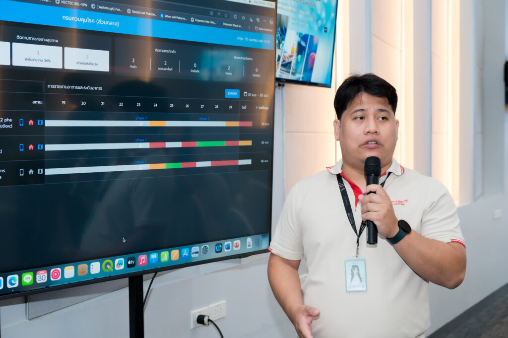 ภาพ นักวิจัย สวทช. ช่วยตอบคำถามเกี่ยวกับ DDC-Care Platform ระบบเฝ้าระวังโรคติดต่อ และ INTERVAC ระบบวัคซีนพาสปอร์ต