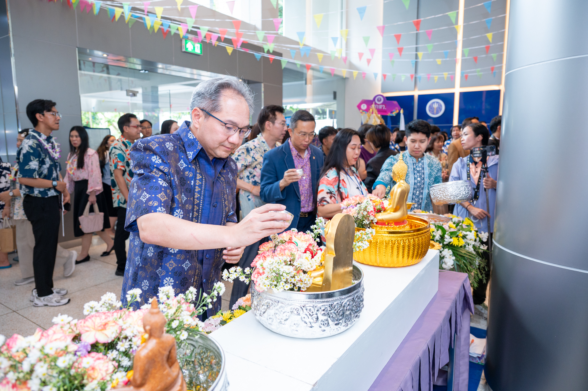 ภาพ ศาสตราจารย์ ดร.ชูกิจ ลิมปิจำนงค์ ผู้อำนวยการ สวทช. ร่วมสรงน้ำพระพุทธรูป ในงาน